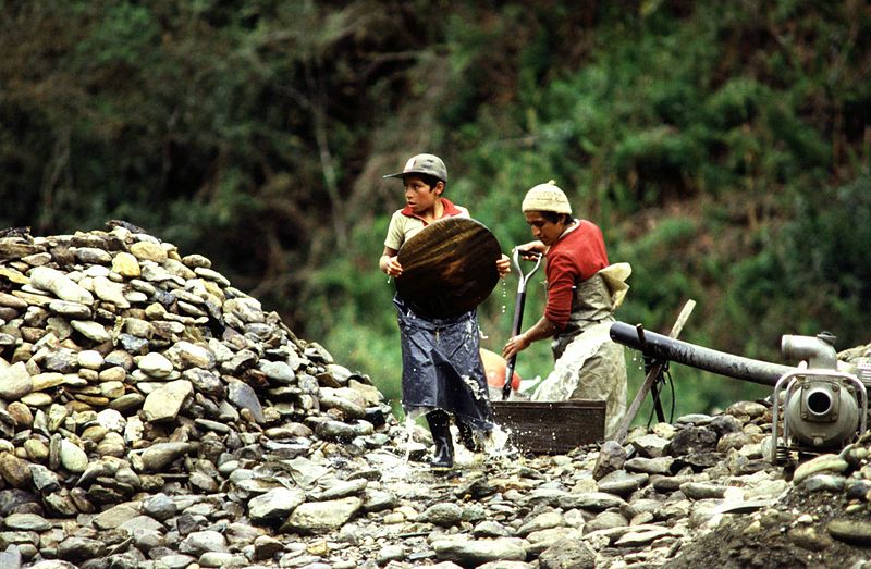 800px-child_labor_in_morona_santiago_ecuador_1990