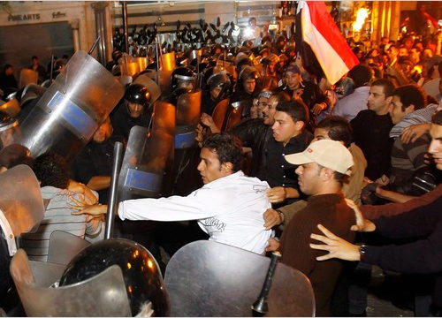 Scontri tra polizia e manifestanti il 2 febbraio a Il Cairo