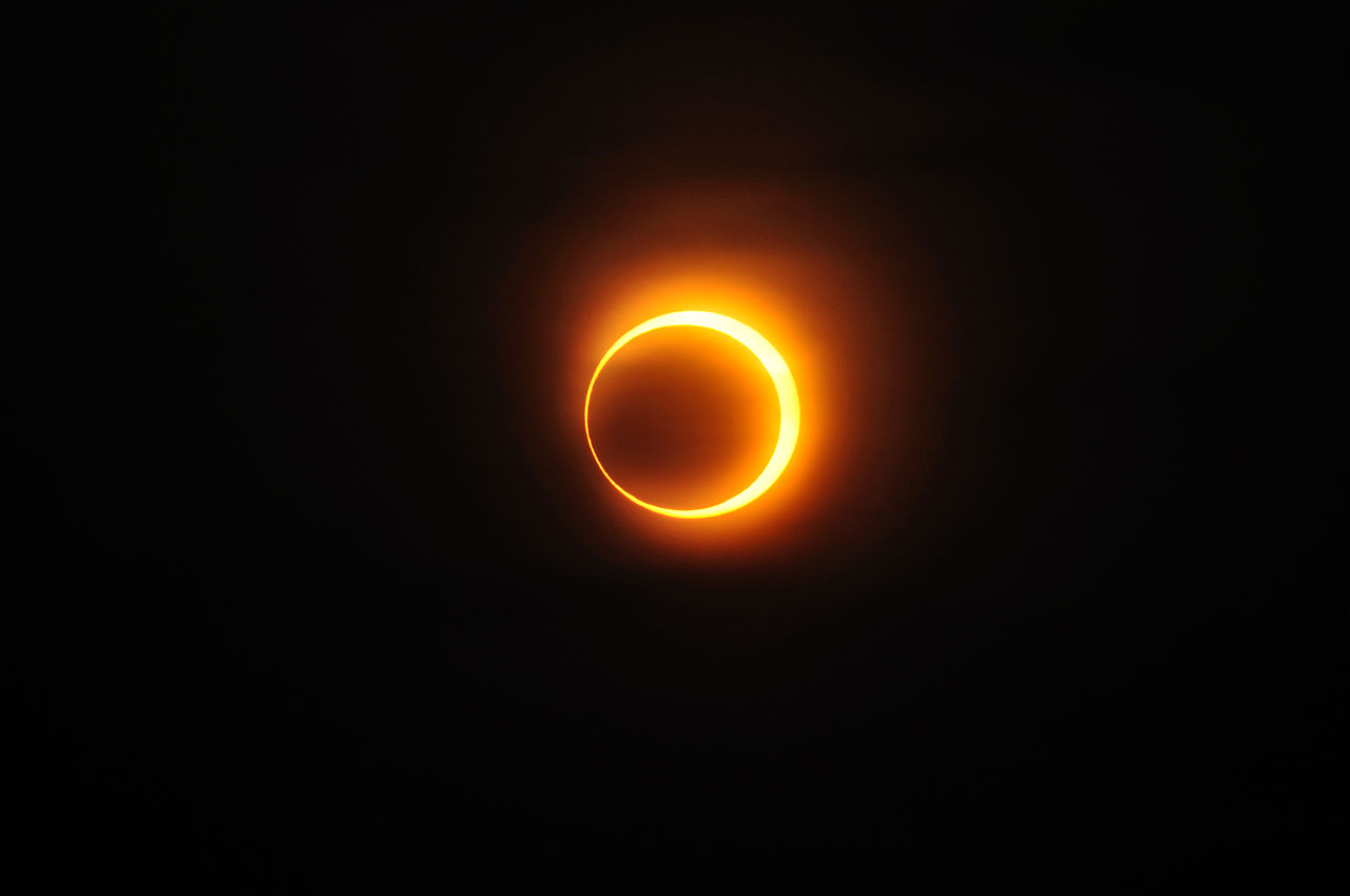 _1280px-solar_annular_eclipse_of_january_15_2010_in_ji
