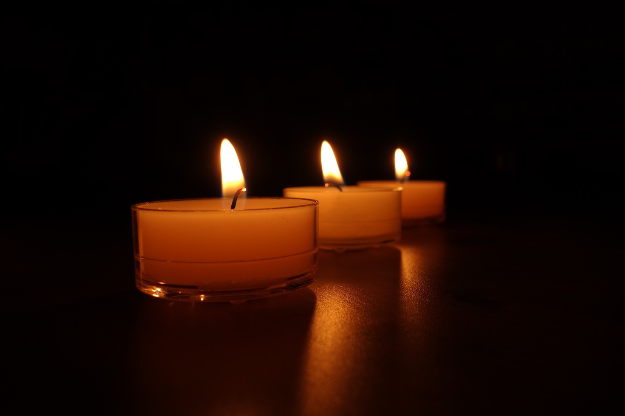 candles-488584_1280