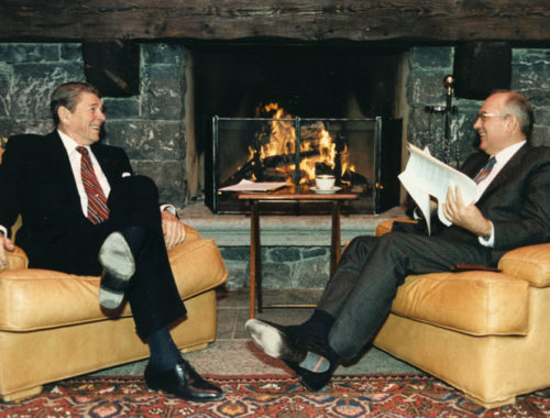 reagan_and_gorbachev_hold_discussions