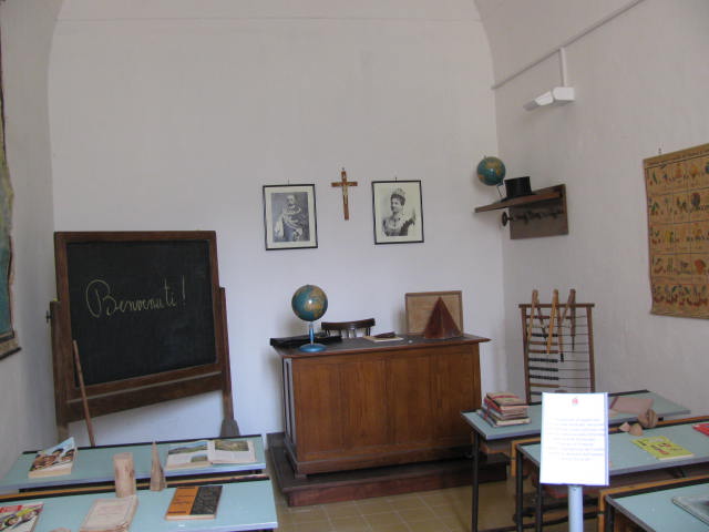 aula_1900-1950banchi_esclusi-s_maria_cv-museo_civico