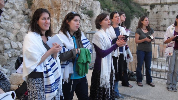 women_of_the_wall_standing_at_prayer