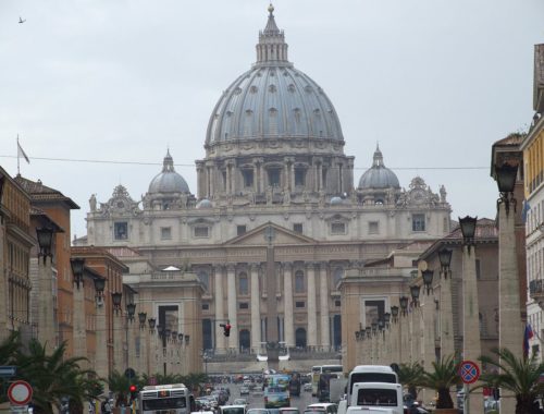 1200px-dscf2182-vatican_via_della_conciliazione-st_pieter_basilica-vaticano-italy-castielli_cc0