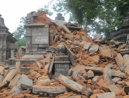 2015_earthquake_in_nepal-pashupatinath_temple_area_11