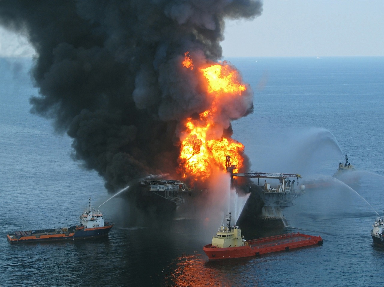 oil-rig-explosion-618704_1280