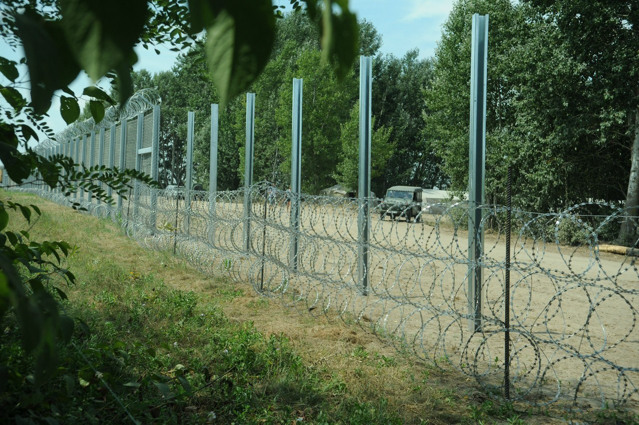 hungarian-serbian_border_barrier_7