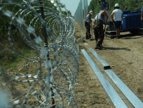 hungarian-serbian_border_barrier_5