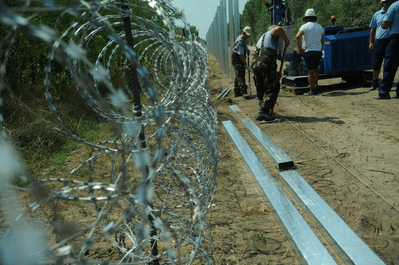 hungarian-serbian_border_barrier_5