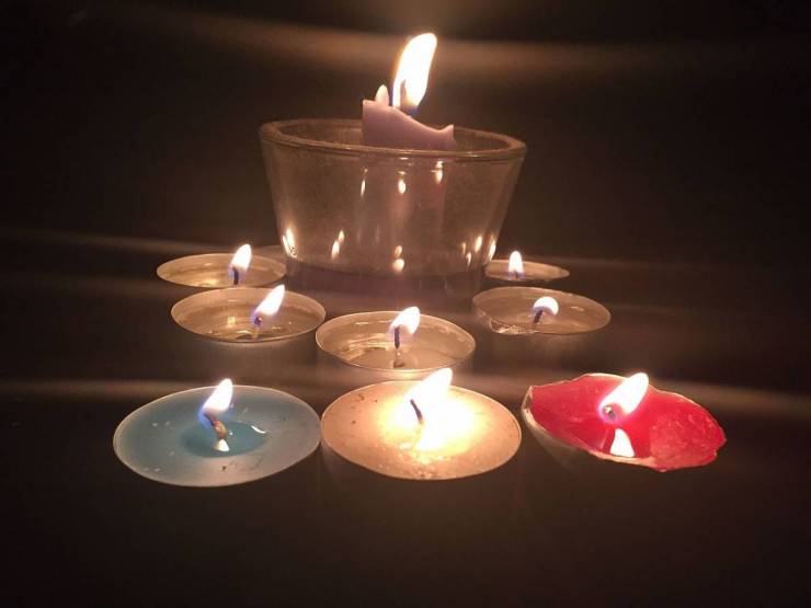 blue_white_red_candles_in_prayer_for_people_affected_by_the_november_2015_paris_attacks_22974591656_0.jpg