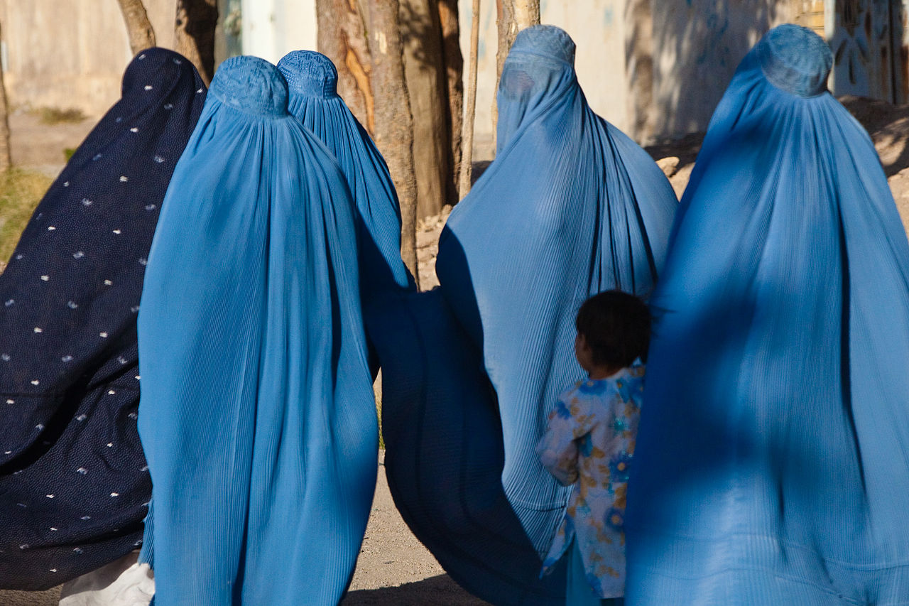 women_in_burqa_with_their_children_in_herat_afghanistan