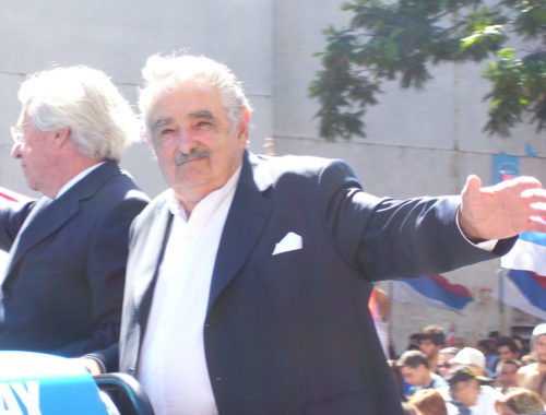 1024px-presidente_mujica_saludando_2010