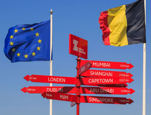 900px-zeebrugge_belgium_signpost-with-eu-flag-and-belgium-flag-01