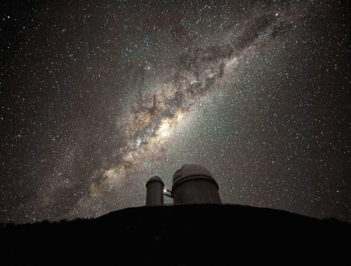 1280px-the_galactic_centre_and_bulge_above_the_eso_3