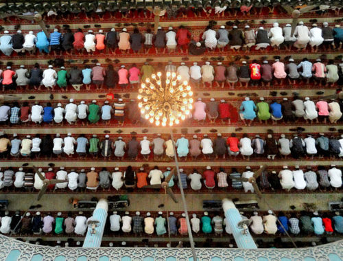 muslims_praying_in_a_masque_in_bangladesh