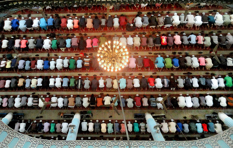 muslims_praying_in_a_masque_in_bangladesh