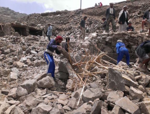 villagers_scour_rubble_for_belongings_scattered_during_the_bombing_of_hajar_aukaish_-_yemen_-_in_april_2015