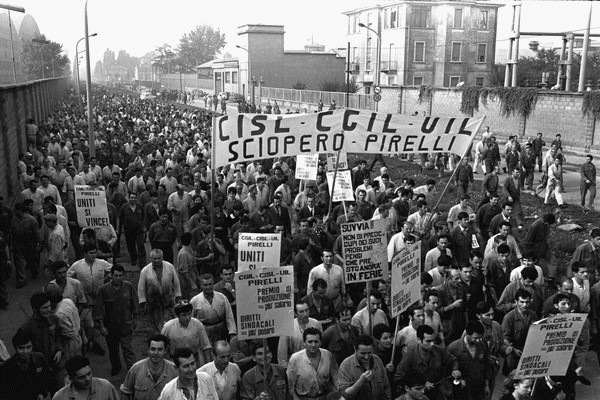 sciopero_operai_pirelli_fuori_dalla_fabbrica_milano_1969