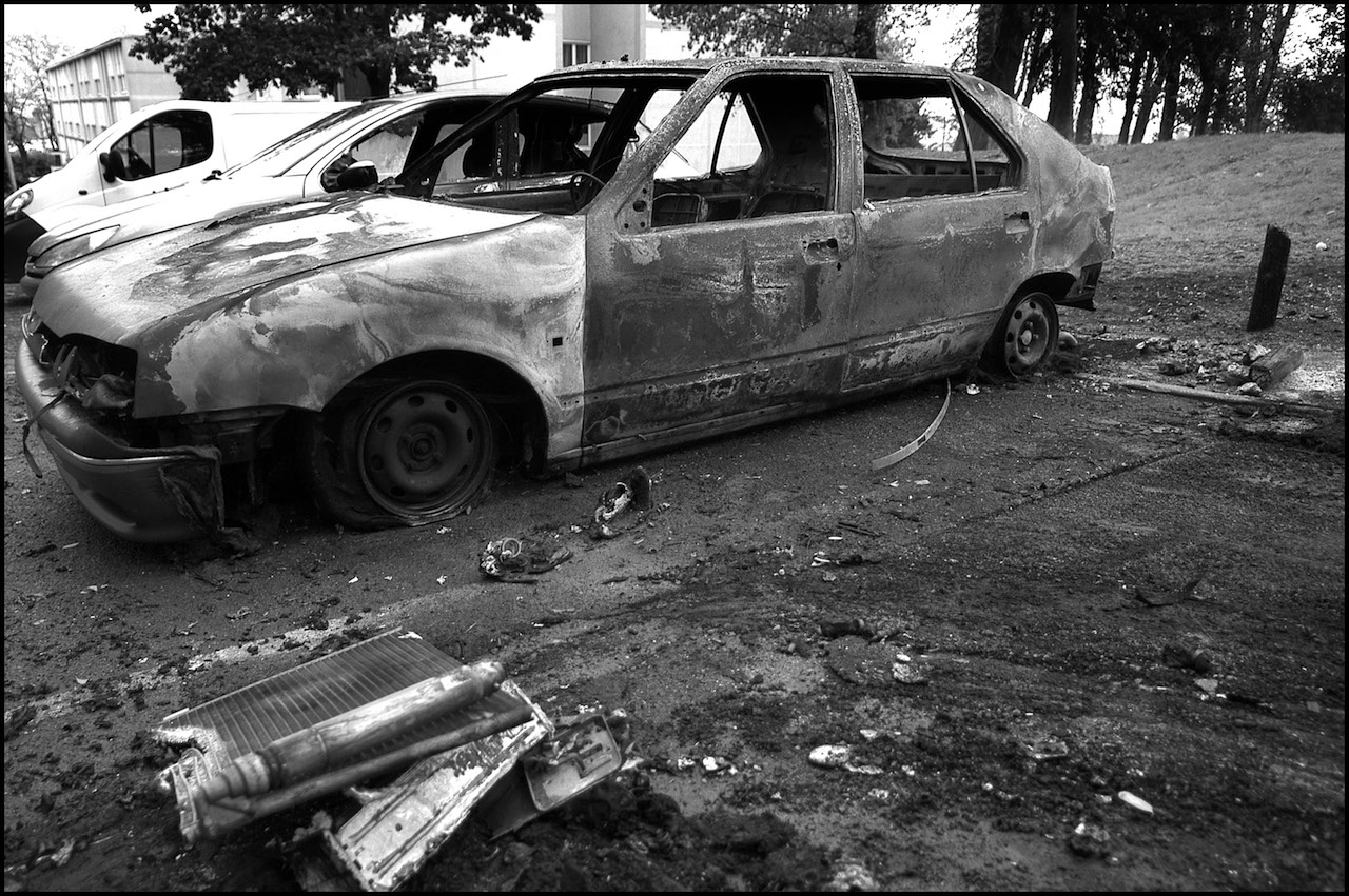 scorched_car_in_paris_suburb_november_2005