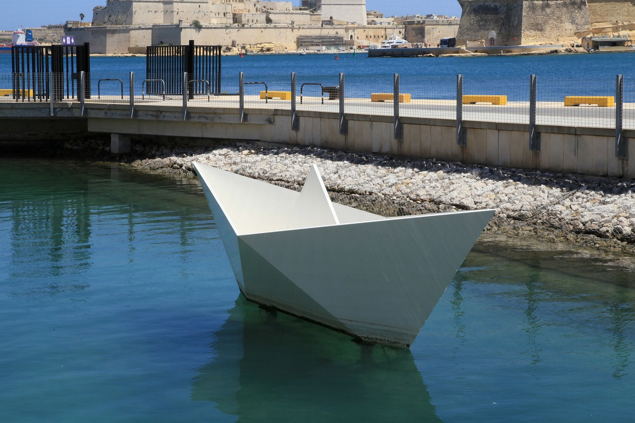 malta_-_floriana_-_valletta_waterfront_-_laguna_marina_-_child_migrants_memorial_02_ies