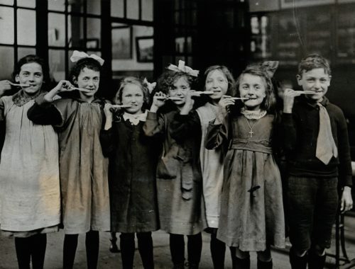 tooth-brush_drill_at_school_england_children_pose_with_wellcome_v0030839