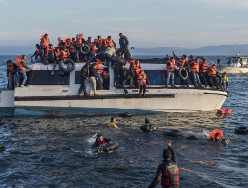 syrians_and_iraq_refugees_arrive_at_skala_sykamias_lesvos_greece_2