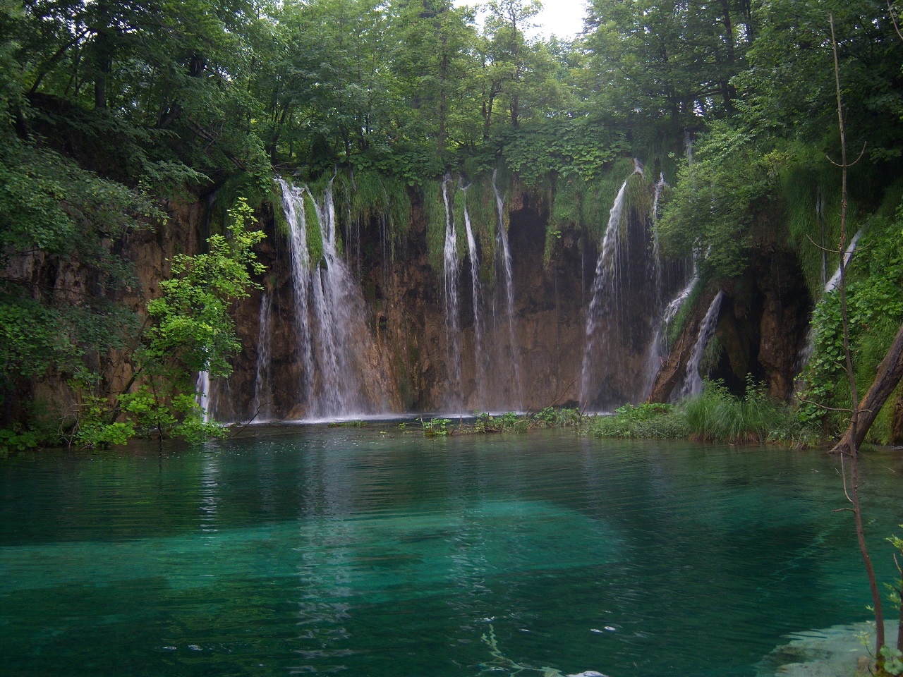 waterfall_and_lake_okrugljak