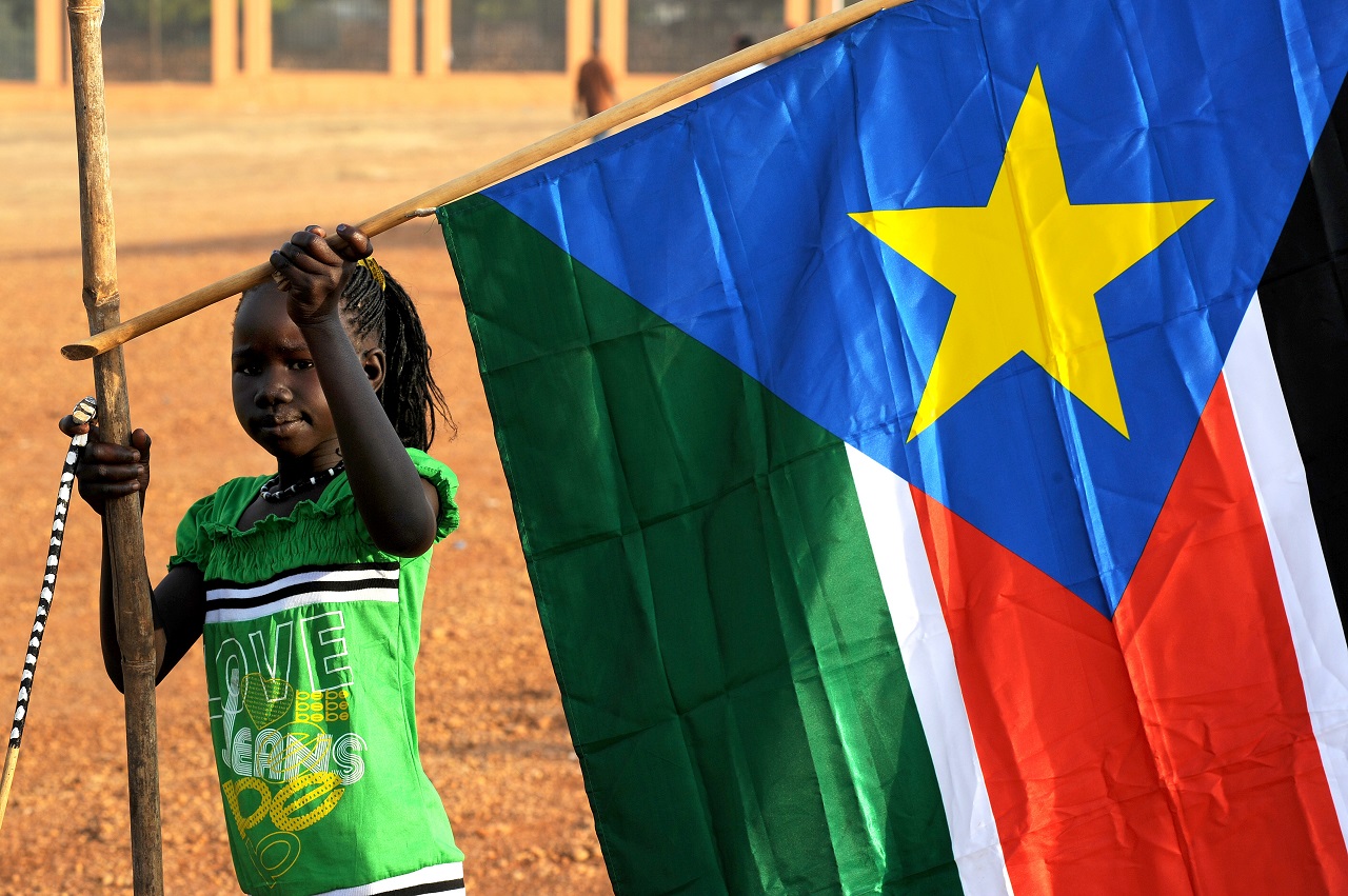 a_young_girl_hangs_the_south_sudan_flag_5925619011