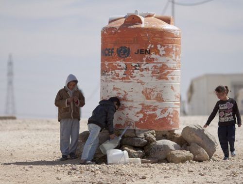 children_filling_water_in_al-zaatari_camp