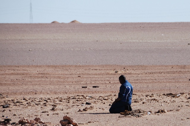 libia_-_pregare_nel_deserto_-_panoramio