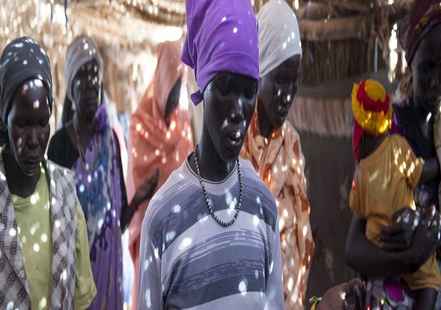 people-worshipping-south-sudan-4005038l