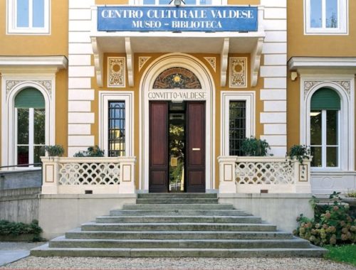 museo-storico-valdese-scalinata-di-accesso-rid-696x473