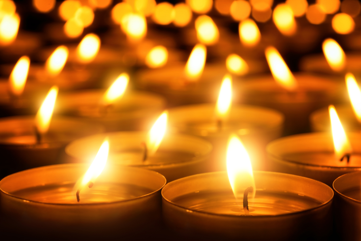 candles-glowing-in-the-dark-497212668_1256x838