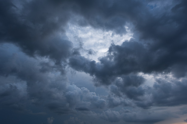 cielo-scuro-e-nuvole-nere-nuvole-di-tempesta-drammatiche-prima-di-pioggia_3236-101