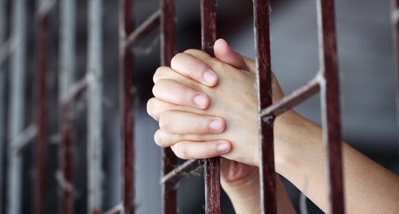 hand-praying-in-jail-shutterstock-800x430