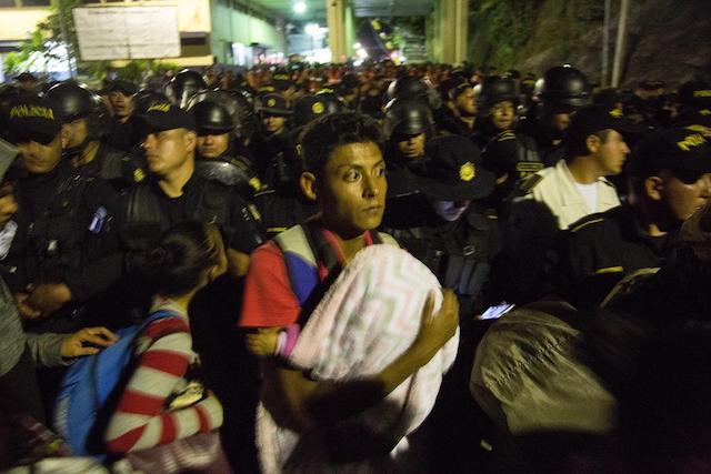 honduras-migrant-caravan-crowd