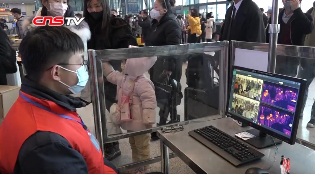 staff_monitoring_passengers_body_temperature_in_wuhan_railway_station_during_the_wuhan_coronavirus_outbreak