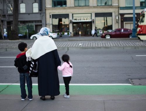 family_street_woman_children_muslims_refugees_migrants_motherhood-820584