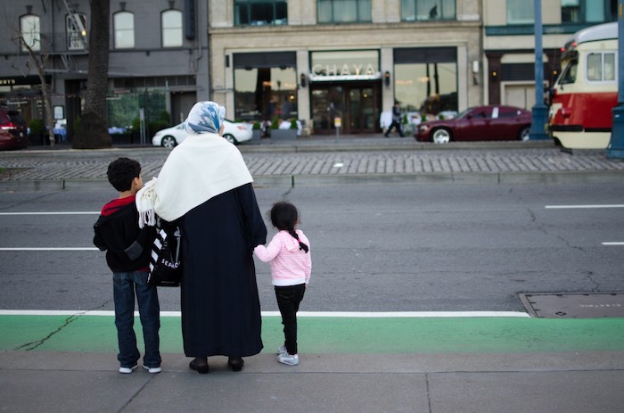 family_street_woman_children_muslims_refugees_migrants_motherhood-820584