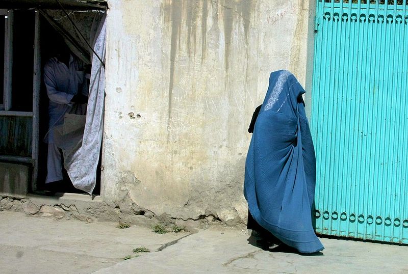 women_clad_burqa_walking_in_afghanistan
