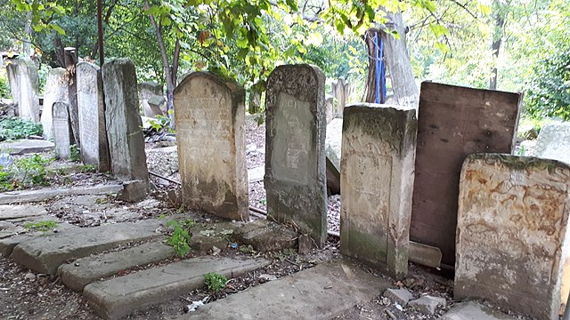 640px-20171004_135514-old_jewish_cemetery_in_bacau