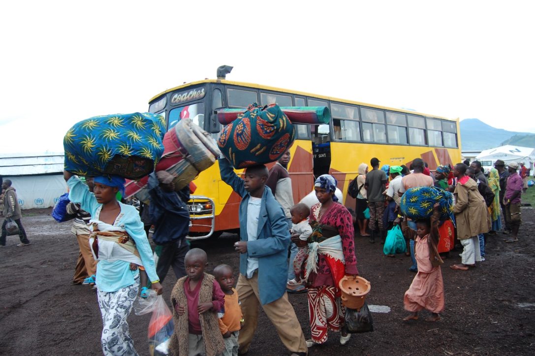refugees_in_transit_from_the_border_with_drc_to_rwamwanja_uganda_9086821264